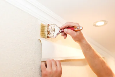 Pose de papier peint à Gennes-Longuefuye — revêtements muraux et toiles de verre